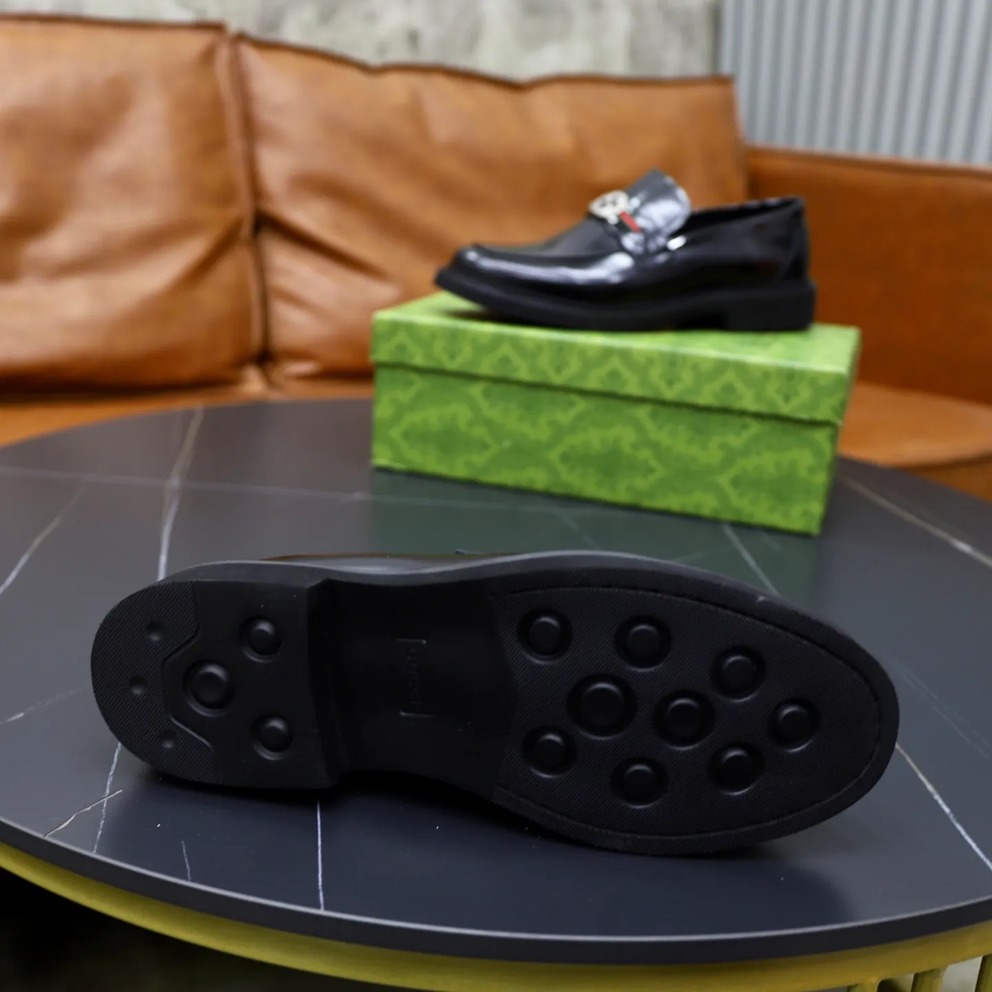 Ex-factory price: 540💰🙅‍♂️🙅‍♂️🙅‍♂️ Brand: GUCCI Standard code: Men's code 38-44 (45 can be customized) Grade: Same style as the official website Original order quality Material: Original cowhide surface Comfortable cowhide lining Original outsole Style category: Men's fashionable casual leather shoes Distinguished big-name luxury elements Top luxury Color: actual picture color